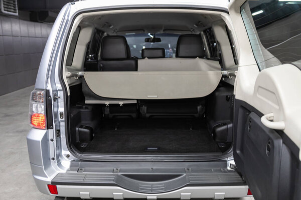 Новосибирск / Россия 15 июня 2020: Mitsubishi Pajero, автомобиль багажник со сложенным сиденьем
 
