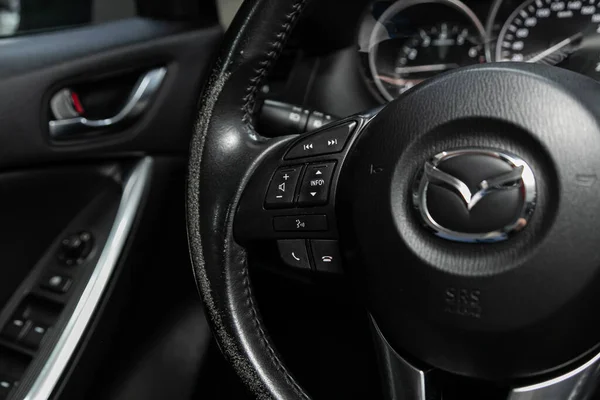 Novosibirsk Rusya Haziran 2020 Mazda Kontrol Düğmeli Araba Direksiyonu Müzik — Stok fotoğraf