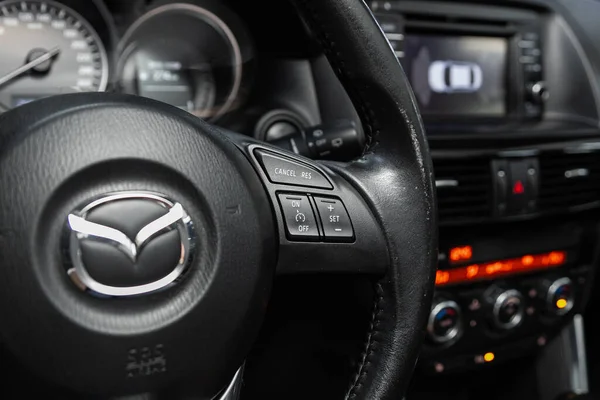 2020年6月30日 马自达Cx 带控制按钮的汽车方向盘 音乐音量控制和歌曲转换 — 图库照片