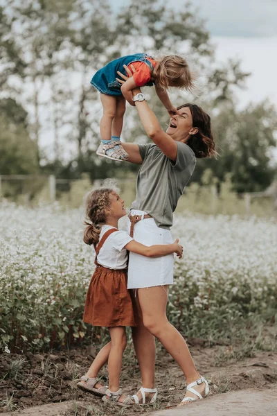 Portrait Romantique Une Jeune Femme Ses Filles Aux Cheveux Bouclés — Photo