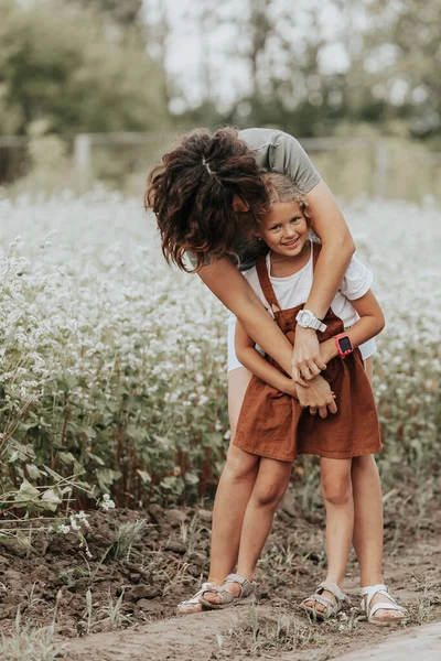 Portrait Romantique Une Jeune Femme Fille Aux Cheveux Bouclés Joue — Photo