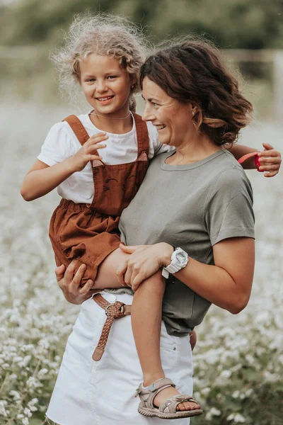 Portrait Romantique Une Jeune Femme Fille Aux Cheveux Bouclés Joue — Photo