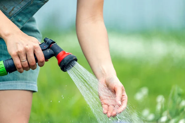 Zbliżenie Gospodyni Domowej Podlewającej Rośliny Ogrodzie Węża Dyszą Sprayu Wlewanie — Zdjęcie stockowe