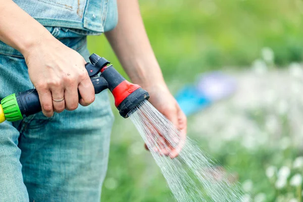 Közelkép Egy Női Háziasszonyról Aki Kertben Öntözi Növényeket Egy Locsolófejes — Stock Fotó