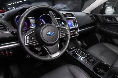 Novosibirsk / Rusya 3 Haziran 2020: Subaru Forester, Auto Interior: Kırmızı logolu direksiyon, hız göstergesi ve taktik ölçer