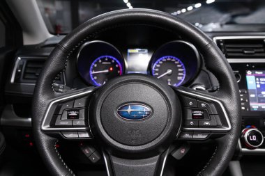 Novosibirsk / Rusya 3 Haziran 2020: Subaru Forester, Auto Interior: Kırmızı logolu direksiyon, hız göstergesi ve taktik ölçer