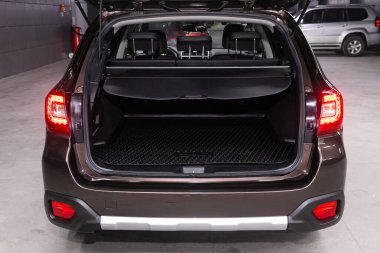 Novosibirsk / Rusya 3 Haziran 2020: Subaru Forester, bagajı açık bir arabanın arka görüntüsü. Modern bir arabanın dışı.