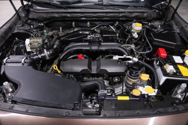 Novosibirsk / Rusya 3 Haziran 2020: Subaru Forester, temiz bir motor bloğunu kapatın. İçten yanmalı motor, araba parçaları, ayrıştırma