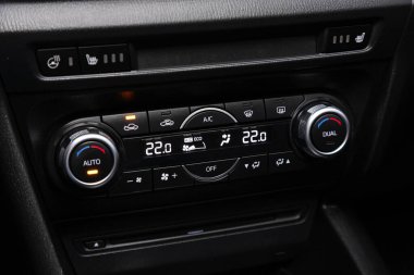 Novosibirsk / Rusya 28 Nisan 2020: Mazda 3, görünür iklim kontrollü araç içi, alet panelinin parçasının ayarlanması. 