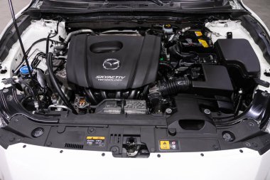 Novosibirsk / Rusya 28 Nisan 2020: Mazda 3, temiz bir motor bloğunu kapatın. İçten yanmalı motor, araba parçaları, ayrıştırma