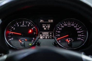 Novosibirsk / Rusya 30 Haziran 2020: Nissan Qashqai, beyaz arka ışıklandırmalı Araç konsolu: Kilometre, hız göstergesi, takometre, yakıt seviyesi, su sıcaklığı ve daha fazlası 