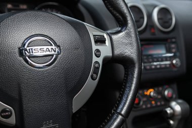 Novosibirsk / Rusya 30 Haziran 2020: Nissan Qashqai, hızlı kontrol telefonu, müzik ve diğer işlevler için çok fonksiyonlu yeni siyah direksiyon
