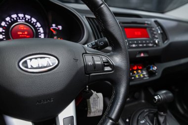 Novosibirsk / Rusya 30 Haziran 2020: Kia Sportage, hızlı kontrol telefonu, müzik ve diğer işlevler için çok fonksiyonlu yeni siyah direksiyon simidi