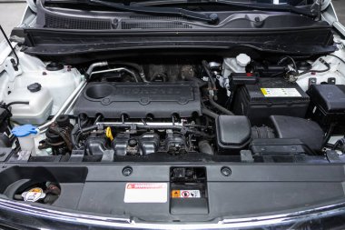Novosibirsk / Rusya 30 Haziran 2020: Kia Sportage, temiz bir motor bloğunu kapatın. İçten yanmalı motor, araba parçaları, ayrıştırma