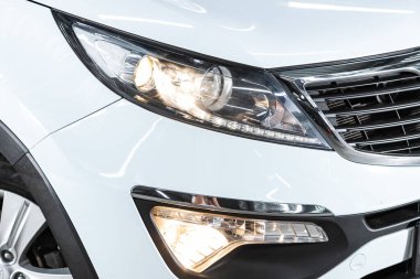 Novosibirsk / Rusya 30 Haziran 2020: Kia Sportage, modern bir arabanın Parlak Farları