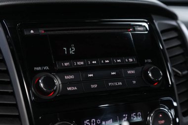 Novosibirsk / Rusya 25 Mayıs 2020: Mitsubishi Pajero Spor, radyo, oyuncu ve kontrol düğmesi olan siyah bir panele yakın çekim 