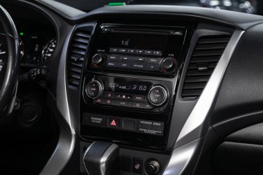 Novosibirsk / Rusya 25 Mayıs 2020: Mitsubishi Pajero Sport, merkezi kontrol paneline yakın çekim, müzik ve radyoyla izleme, havalandırma, klima, oyuncu. modern araba iç mimarisi