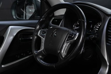 Novosibirsk / Rusya 25 Mayıs 2020: Mitsubishi Pajero Spor, Auto Interior: Kırmızı logolu direksiyon ve hız göstergesi ve taktik ölçer