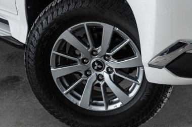 Novosibirsk / Rusya 25 Mayıs 2020: Mitsubishi Pajero Sport, tampon, alaşım tekerleği, spor molası ile detaylı araba 
