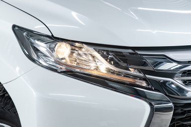 Novosibirsk / Rusya 25 Mayıs 2020: Mitsubishi Pajero Spor, modern bir arabanın Parlak Farları