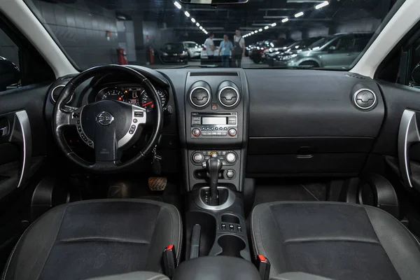 Novosibirsk Rusia Junio 2020 Nissan Qashqai Dark Car Interior Volante —  Fotos de Stock