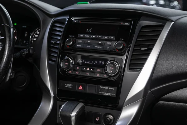 2020年5月25日 三菱Pajero Sport Mitsubishi Pajero Sport 中央控制面板的特写 音乐和无线电监控 鼓风机 播放器的调整 — 图库照片