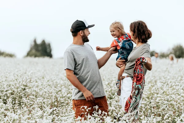 Joyeux Famille Marchant Dans Champ Jouant Appréciant Journée Été Concept — Photo