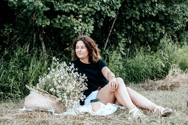 Retrato Moda Aire Libre Belleza Joven Mujer Sonriendo Mirando Storoam — Foto de Stock