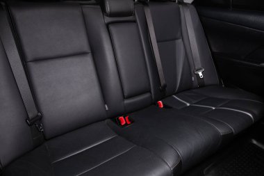 Novosibirsk / Rusya 10 Haziran 2020: Toyota Camry, Comfort vagonu içeride. Arabanın içi temiz: siyah arka koltuklar, başlıklar ve kemer. 