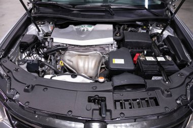 Novosibirsk / Rusya 10 Haziran 2020: Toyota Camry, araba motoru, yakın çekim. İçten yanmalı motor, araba parçaları, ayrıştırma