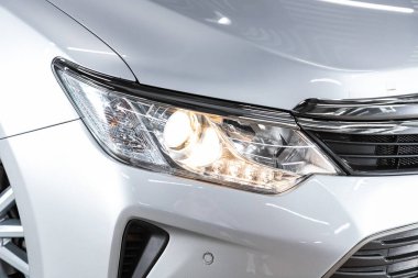 Novosibirsk / Rusya 10 Haziran 2020: Toyota Camry, Gri sedan 'ın güzel, temiz farları