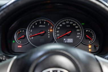 Novosibirsk / Rusya 15 Haziran 2020: Subaru Outback, gösterge paneli parlak aydınlatmayla aydınlatılmaktadır. Hız göstergesi, daire ölçer, yağ ve yakıt seviyesi