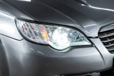 Novosibirsk / Rusya 15 Haziran 2020: Subaru Outback, Gri SUV 'nin güzel, temiz farları