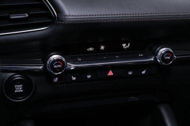 Novosibirsk / Rusya 28 Nisan 2020: Mazda 3, arabanın içinde klima düğmesi olan araç panelini kapatın 