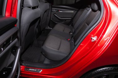 Novosibirsk / Rusya 28 Nisan 2020: Mazda 3, siyah tekstil yolcuları için arka koltuk, yolcu kompartımanının kapısı açık