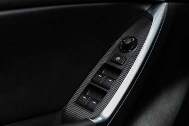 Novosibirsk / Rusya 23 Haziran 2020: Mazda CX-5, yeni bir arabanın kapı kontrol panelinin kapatılması. Pencere kontrol paneli, kapı kilidi düğmesi ve ayna kontrollü kol dinlenmesi.  