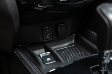 Novosibirsk / Rusya 30 Haziran 2020: Nissan Qashqai, Araç, aux, usb konnektörleri şarj yakın. modern araba iç mimarisi