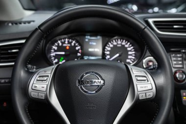 Novosibirsk / Rusya 30 Haziran 2020: Nissan Qashqai, direksiyon, vites kolu, multimedya sistemi, sürücü koltukları ve gösterge paneli
