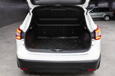 Novosibirsk / Rusya 30 Haziran 2020: Nissan Qashqai, açık bagaja yakın çekim, far, tampon, ön görüş. Modern bir arabanın dışı. 