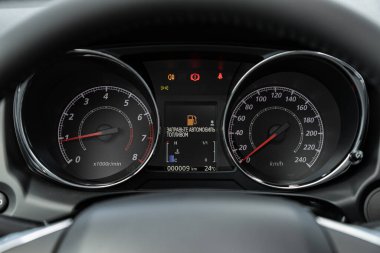 Novosibirsk / Rusya Temmuz 04: 2020: Mitsubishi ASX, arabanın ön paneli parlak ışıkla aydınlatılır. Hız göstergesi, daire ölçer, yağ ve yakıt seviyesi
