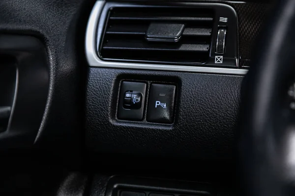 2020年6月10日 丰田Camry 前照灯 声纳和其他控制按钮的特写 现代汽车内部 — 图库照片