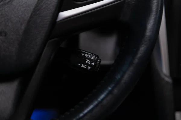 2020年6月10日 丰田汽车公司 Toyota Camry 方向盘上的汽车控制器 控制系统功能和汽车上的语音电话 现代汽车内部 — 图库照片