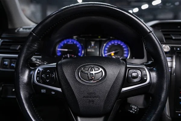 Novosibirsk Rusland Juni 2020 Toyota Camry Stuurwiel Hefboom Multimediasysteem Bestuurdersstoelen — Stockfoto