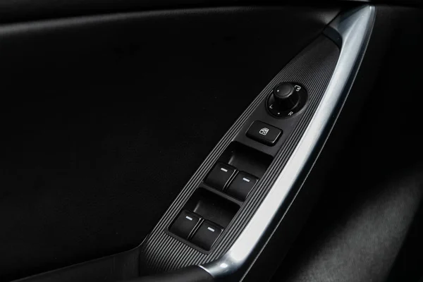 Novosibirsk Russia 2020年6月23日 マツダCx 新しい車のドアコントロールパネルの閉鎖 窓コントロールパネル ドアロックボタン ミラーコントロールで腕を休める — ストック写真