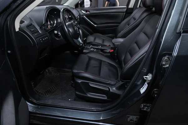 2020年6月23日 马自达Cx 新型轿车沙龙 方向盘 带速度计的仪表盘 仪表盘等设置按钮 — 图库照片