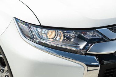 Beyaz araba farları. Dış görev ayrıntıları. Modern LED farlardan birinin detaylarını kapat.
