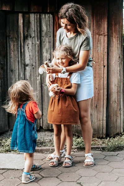 Maman Apprend Ses Filles Communiquer Avec Les Animaux Prend Soin — Photo