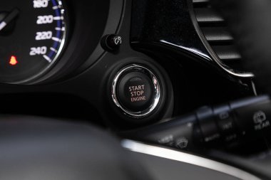 Otomobil motoru başlatma düğmesine bas uzaktan kumanda başlatıcısı. Araba gösterge paneli