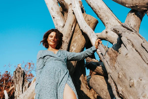 Retrato Estilo Vida Moda Joven Mujer Moda Vestida Con Vestido — Foto de Stock