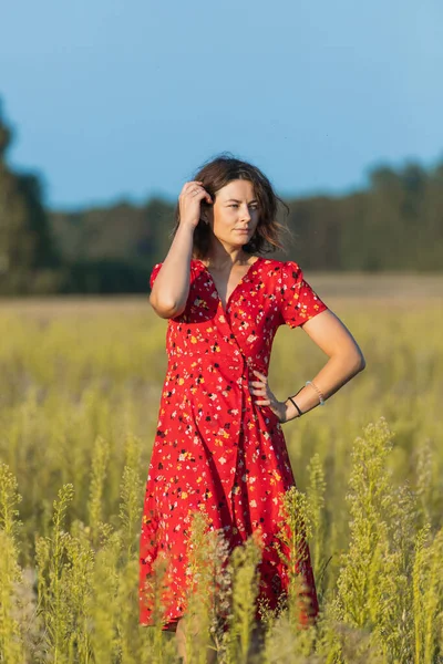 Romántico Paseo Una Chica Pelo Rizado Vestido Largo Rojo Largo — Foto de Stock